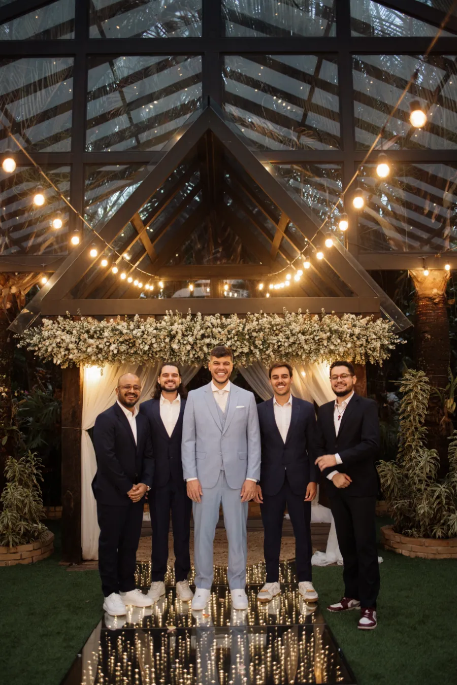 noivo ao lado de padrinhos de azul marinho