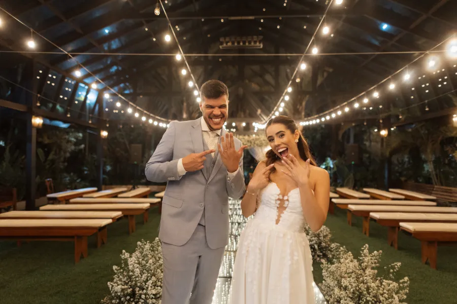 noivos mostrando as alian&ccedil;as