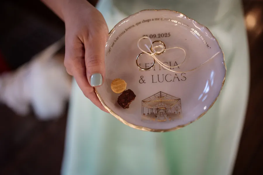 mulher segurando porta alian&ccedil;as