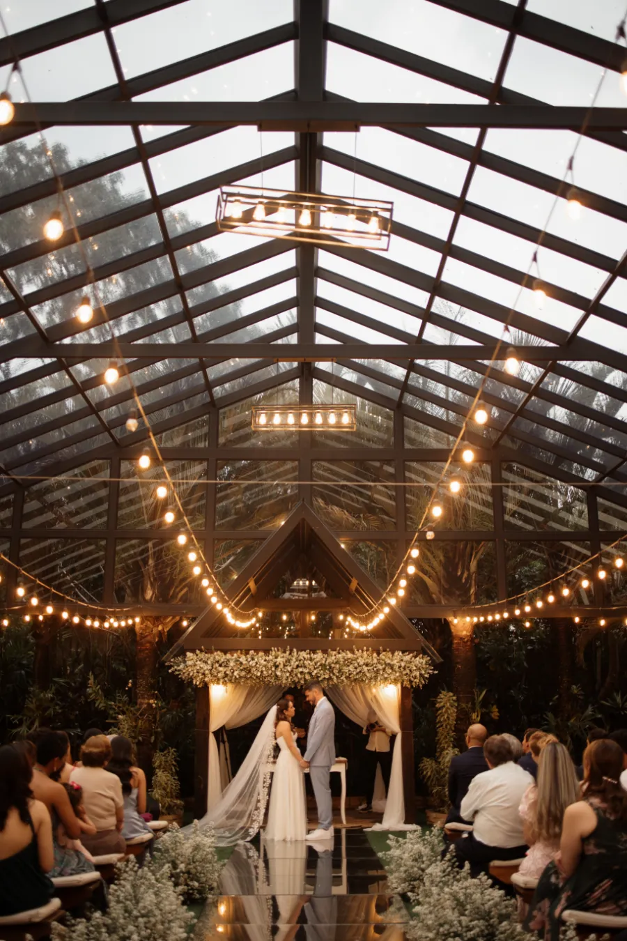 noivos de m&atilde;os dadas em casamento no sal&atilde;o