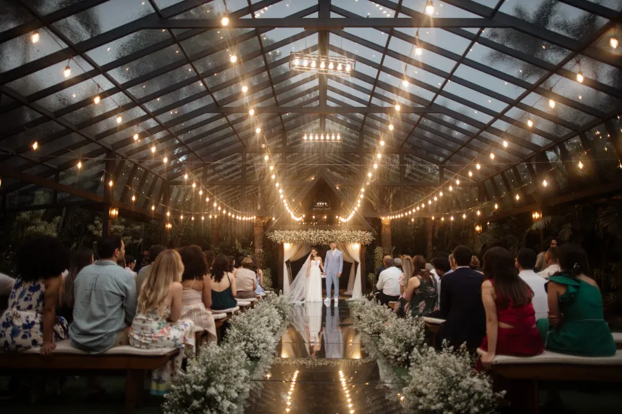 noivos em cerimonia de casamento iluminado