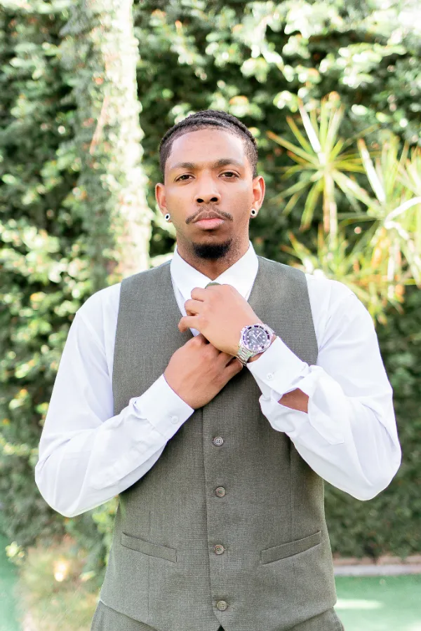 noivo negro com camisa e colete