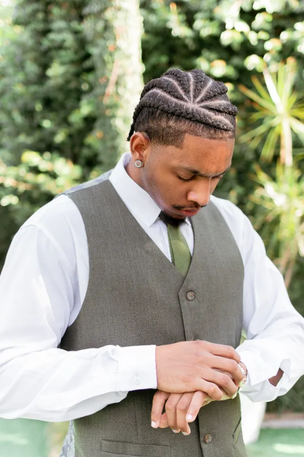 noivo negro com camisa e colete