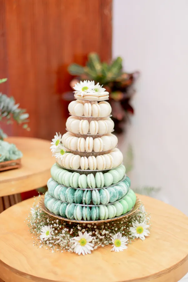 torre d emacarons em casamento com doces verde e rosas