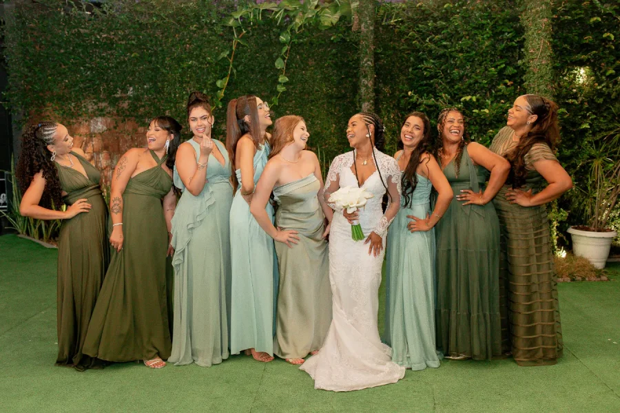 noiva ao lado das madrinhas de verde oliva e verde