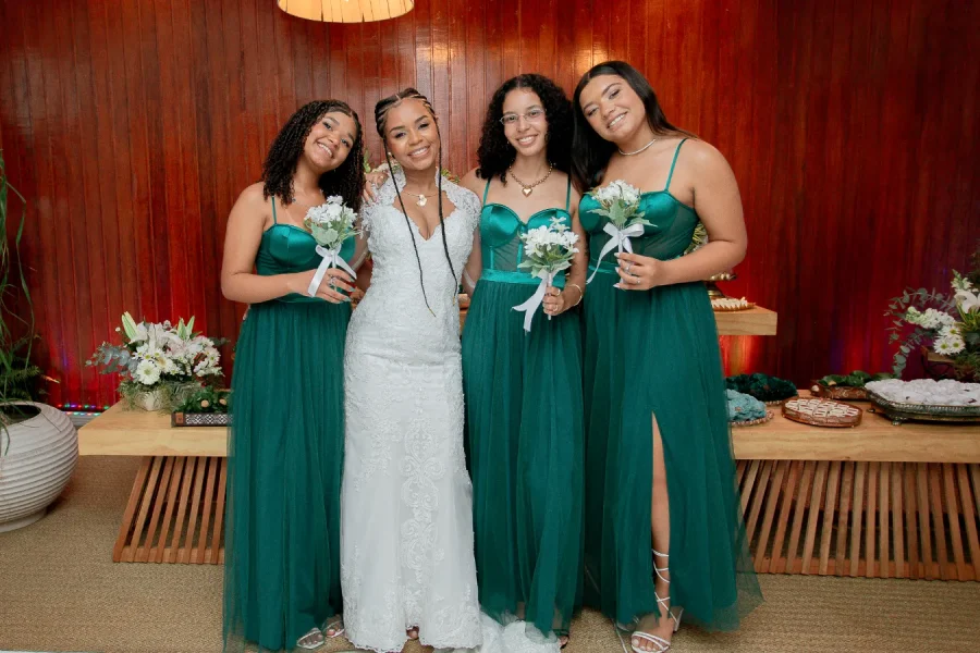 noiva ao lado das demoiselles de verde