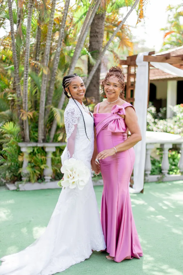 noiva negra ao lado da mãe de vestido rosa