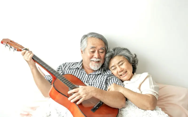 homem tocando viol&atilde;o com esposa