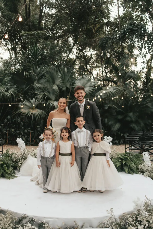 noivos ao lado de daminhas e pajens