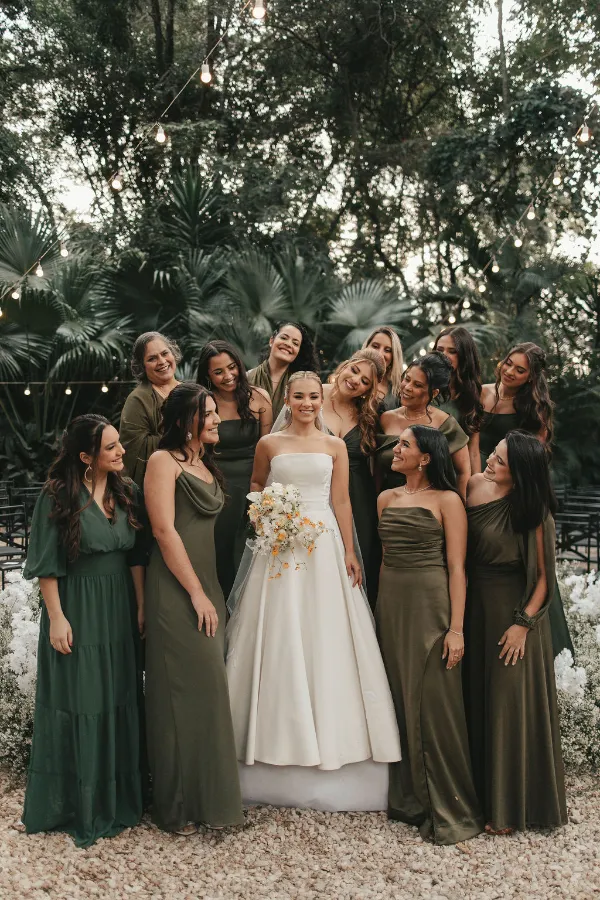 noiva ao lado de madrinhas de verde oliva