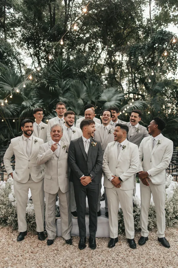 noivo ao lado de padrinhos de of white