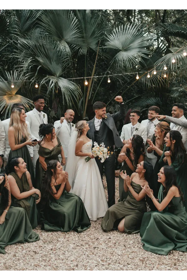 noivos ao lado de padrinhos e madrinhas