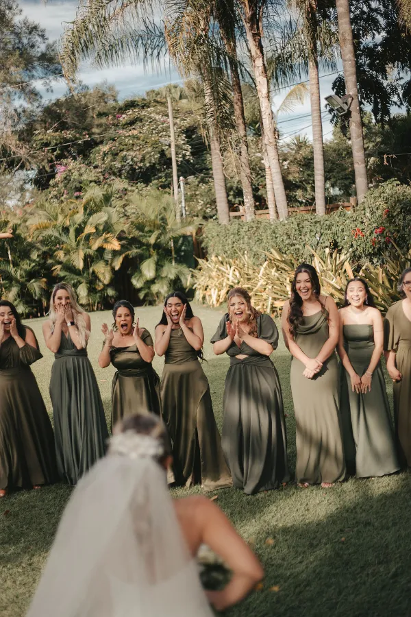 noiva no first look com as madrinhas