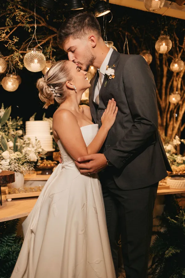 noivo beijando a testa da noiva