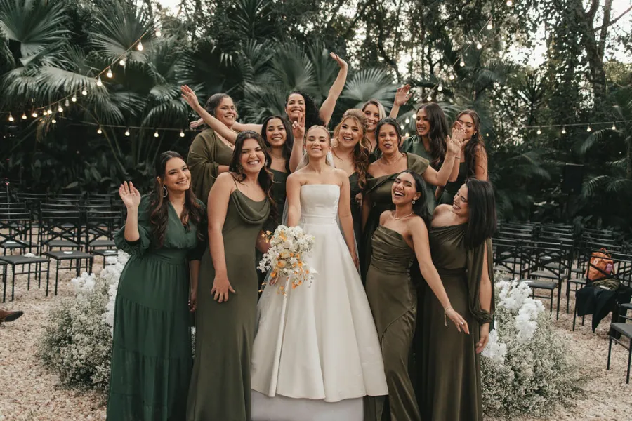 noiva ao lado de madrinhas de verde liva