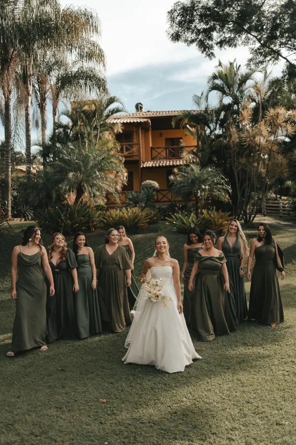 noiva ao lado de madrinhas de verde oliva