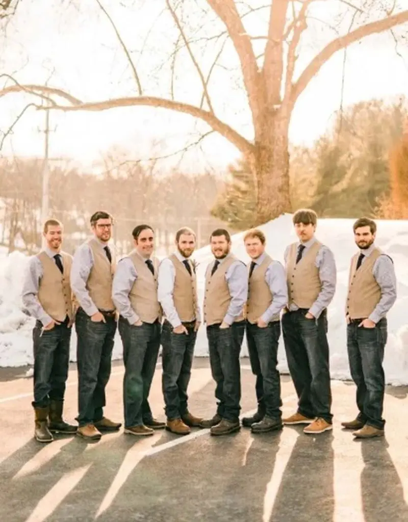 noivos e padrinhos com calça jeans camisa e colete