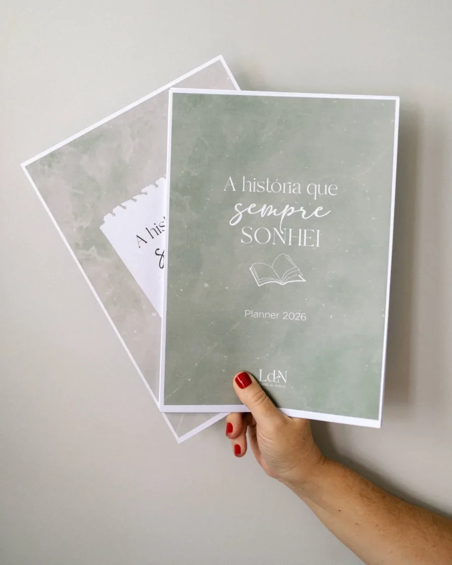 mulher seguranod planner com duas capas