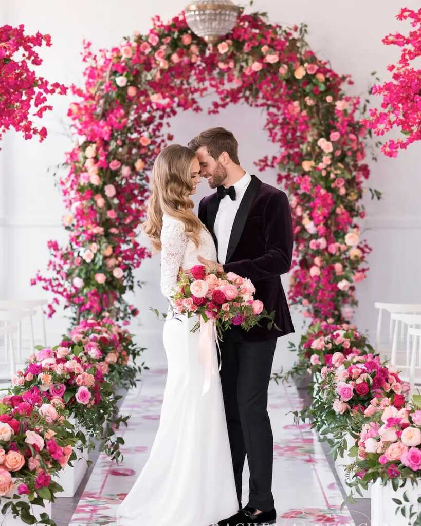 noivos no altar floral rosa