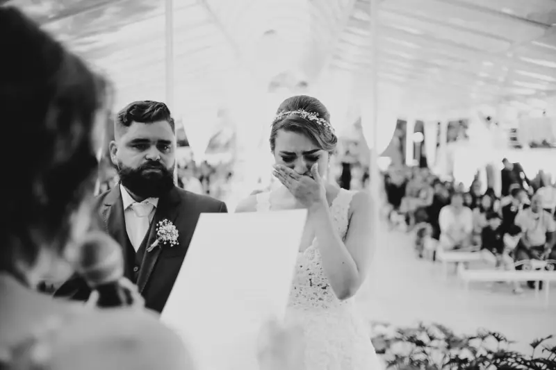 noivos na cerimonia de casamento