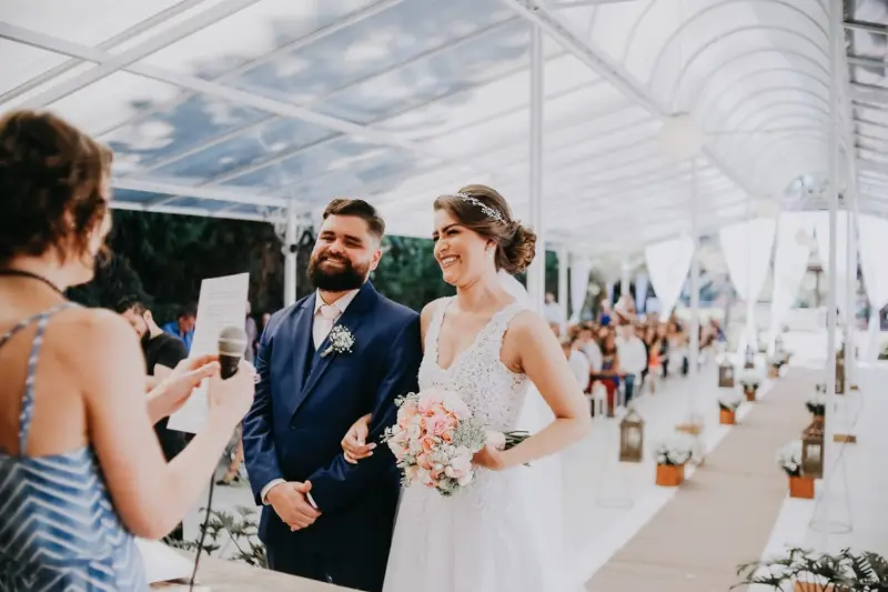 noivos na cerimonia de casamento
