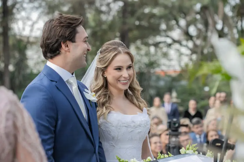 noivos na cerimonia de casamento com celebrante em sp