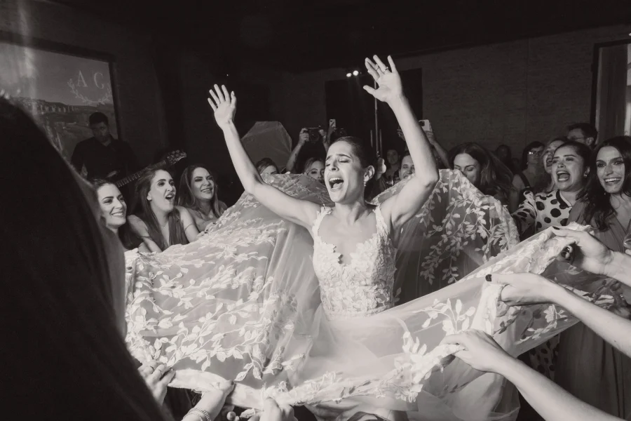 foto de casamento documental de noiva dançando