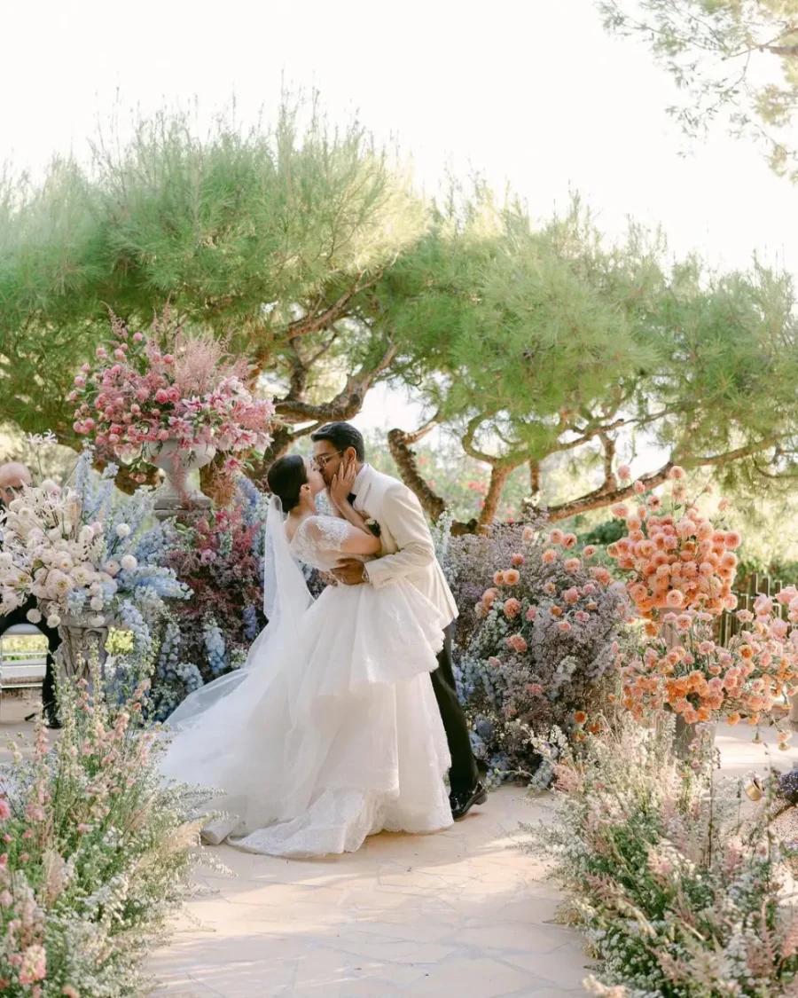 noivos se beijando em altar floral