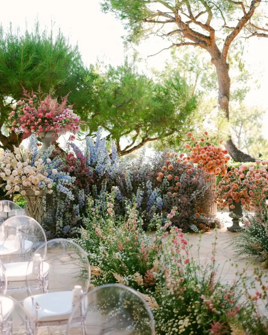 altar floral com flores coloridas