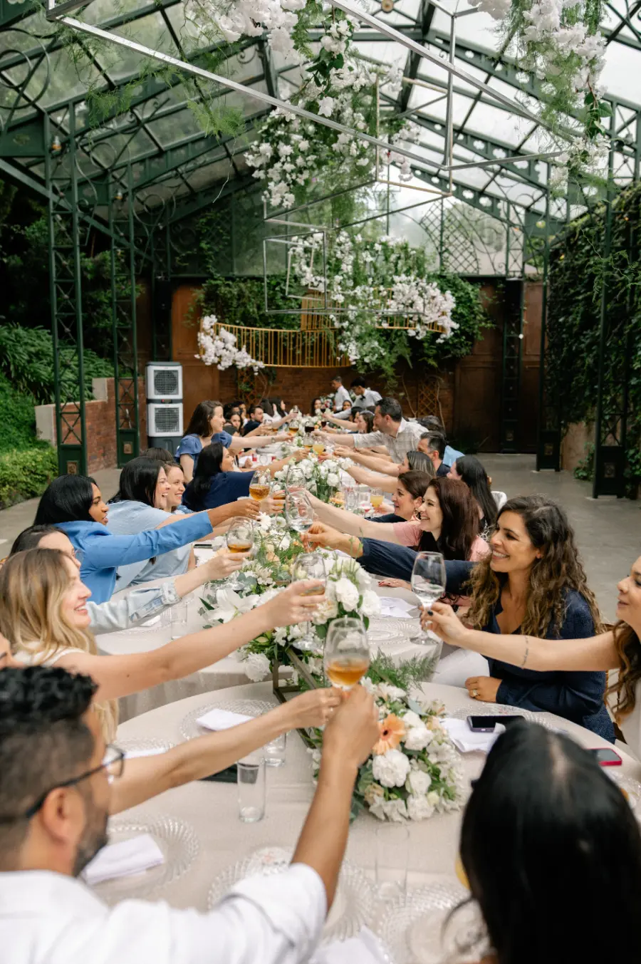 convidados brindando nas bodas de casamento