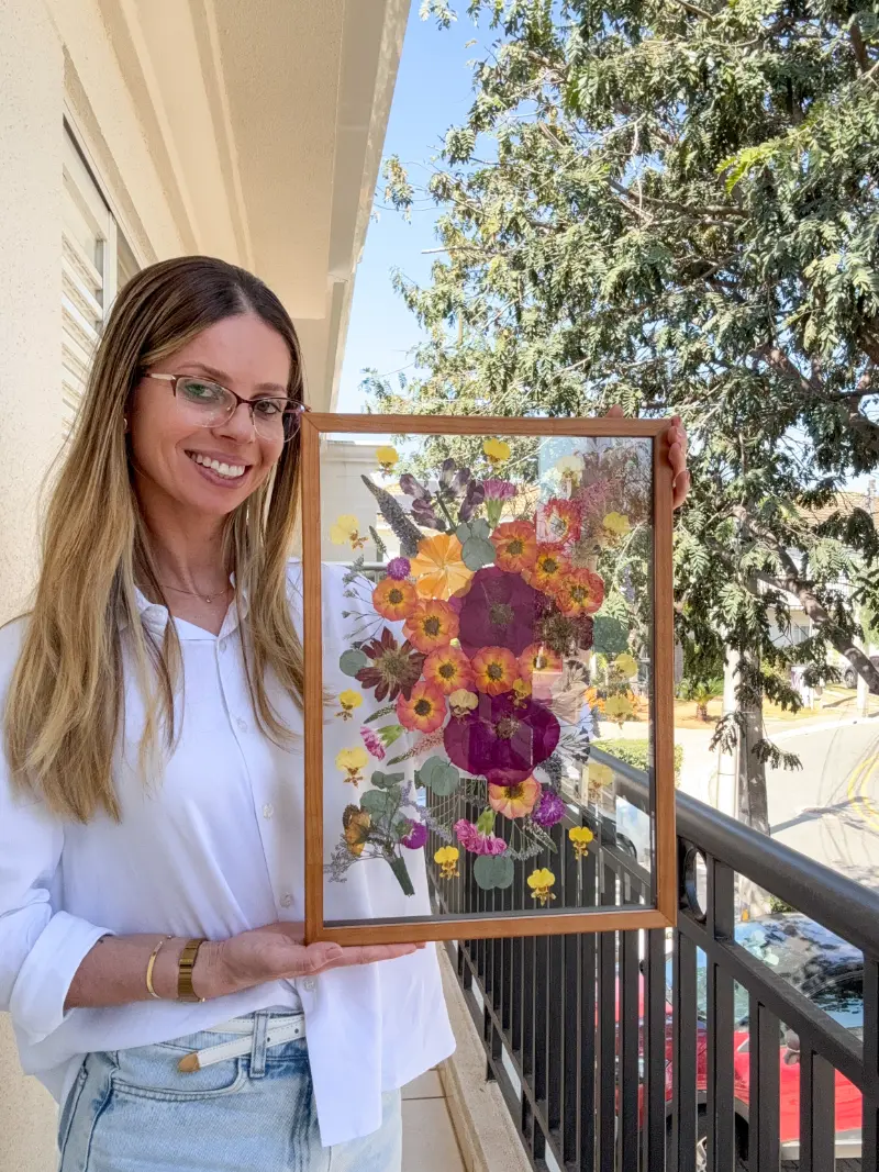 mulher segurando buque eternizado em quadro