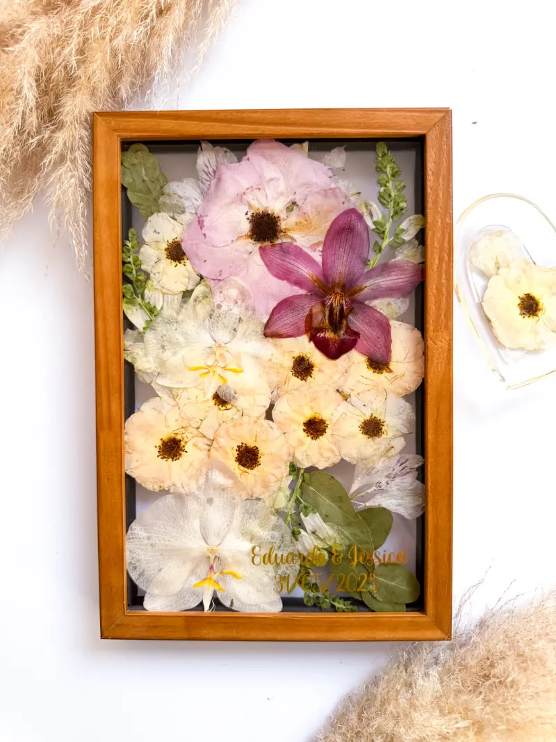 buque eternizado em quadro e resina em formato de cora&ccedil;&atilde;o