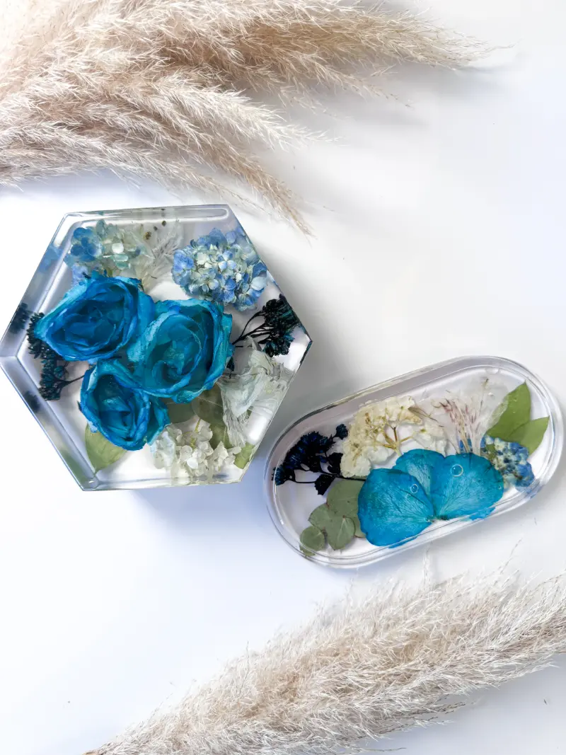 buque eternizado em resina em formato de hexagono