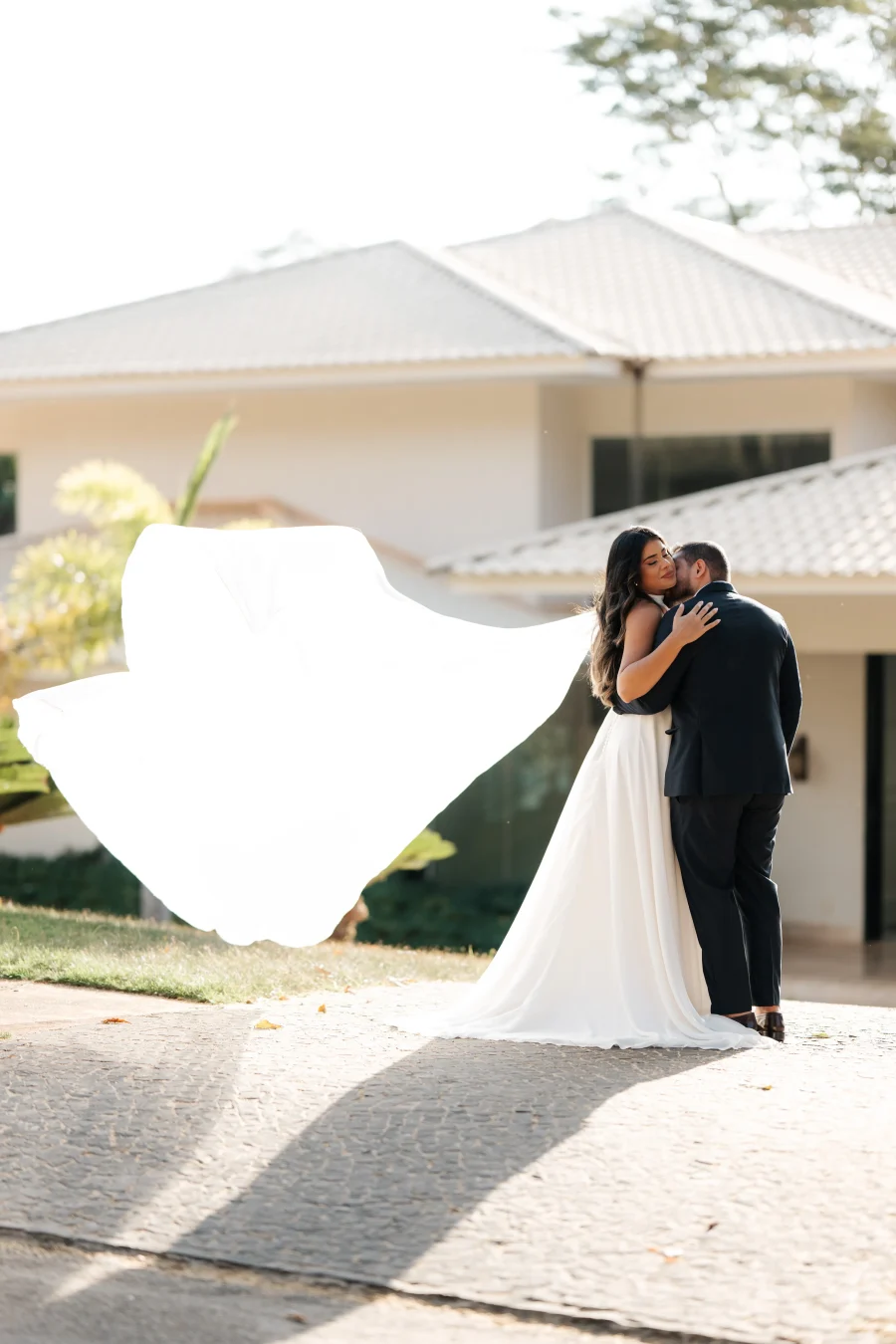 noivos abra&ccedil;ados ao ar livre