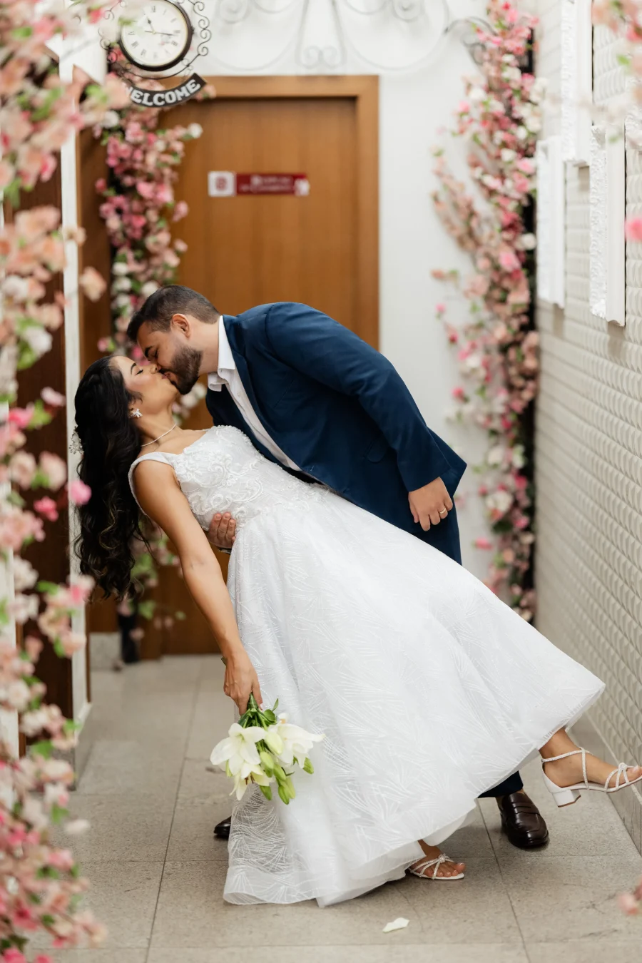 noivos se beijando no casamento civil romantico