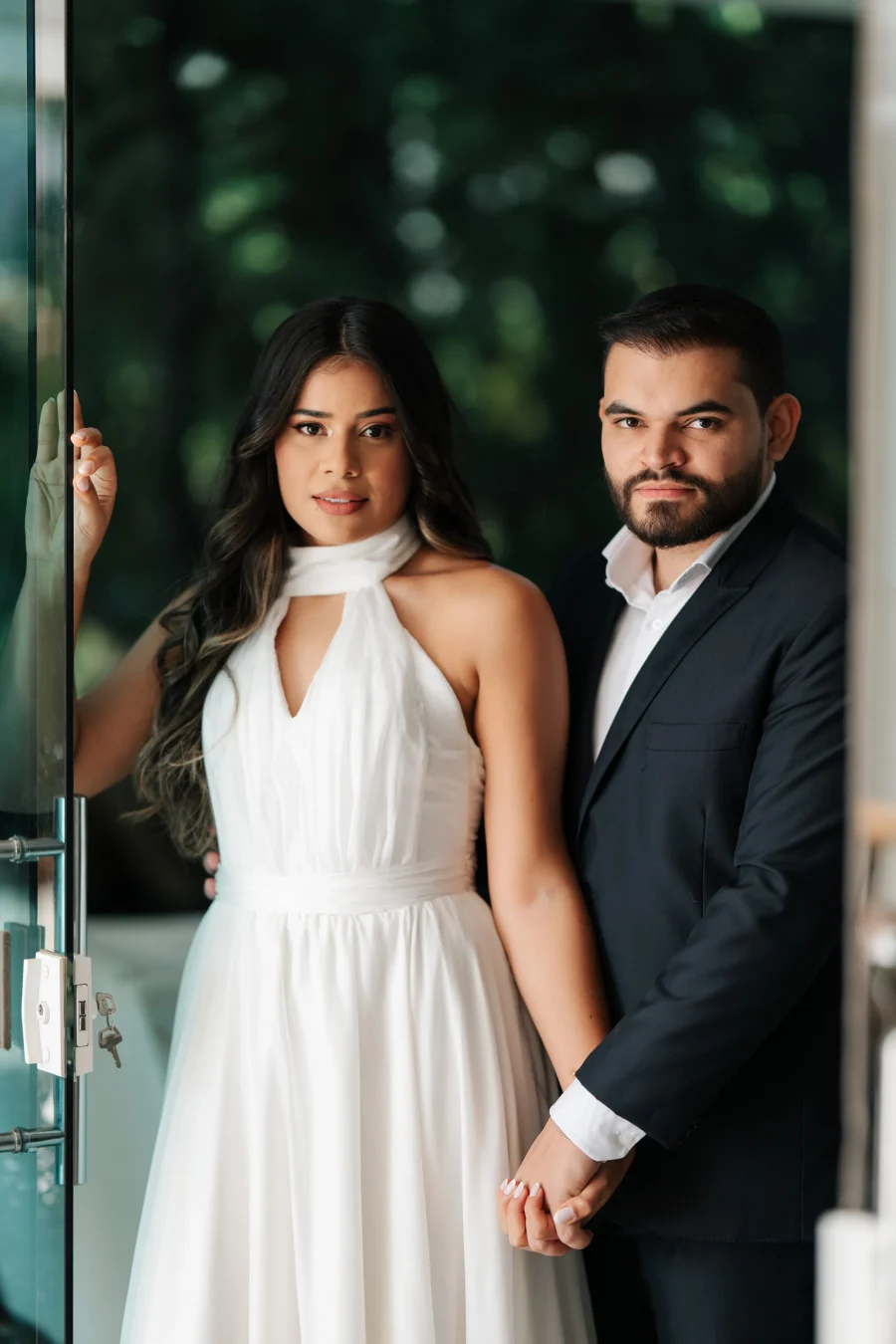 noivos com trajes elegantes para casamento civil