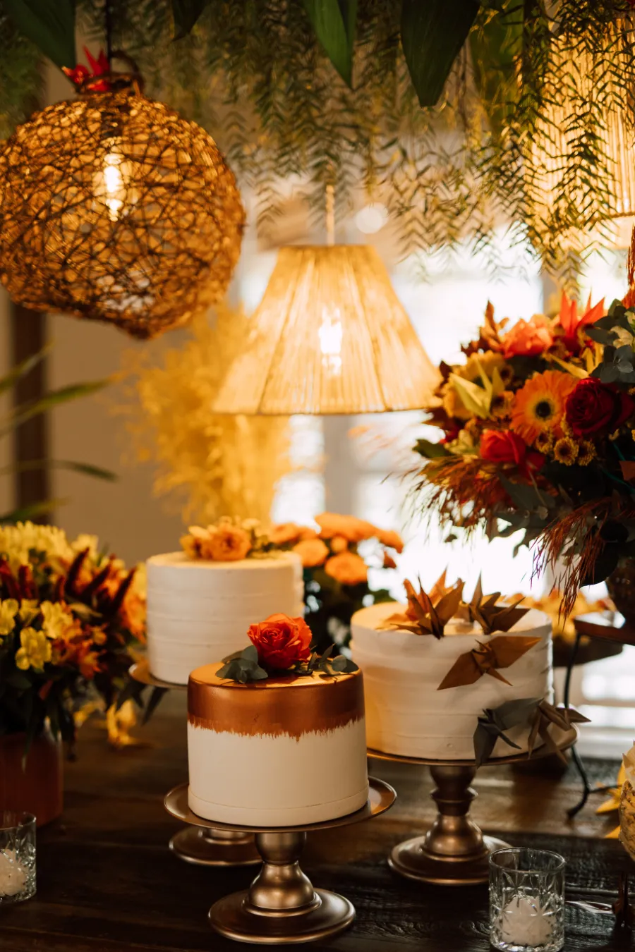 trio de bolos de casamento com tsuru