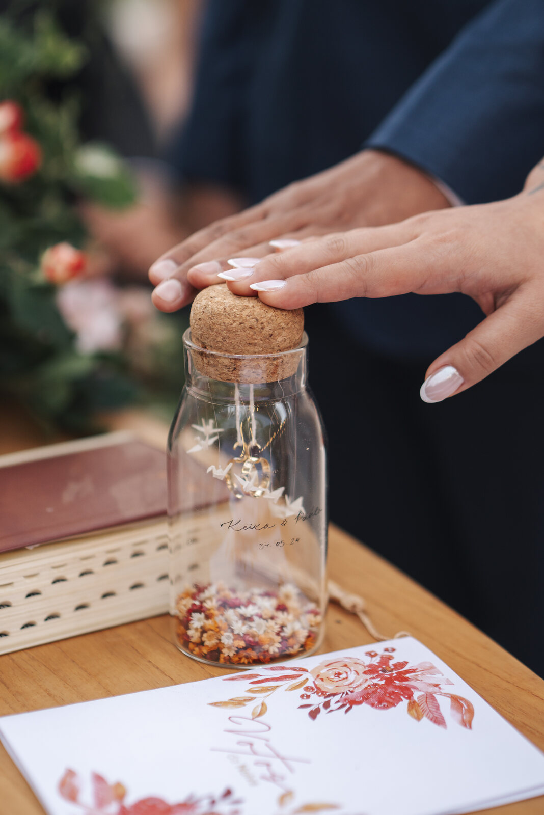 noivos em cerimonia de casamento com vidro com flores