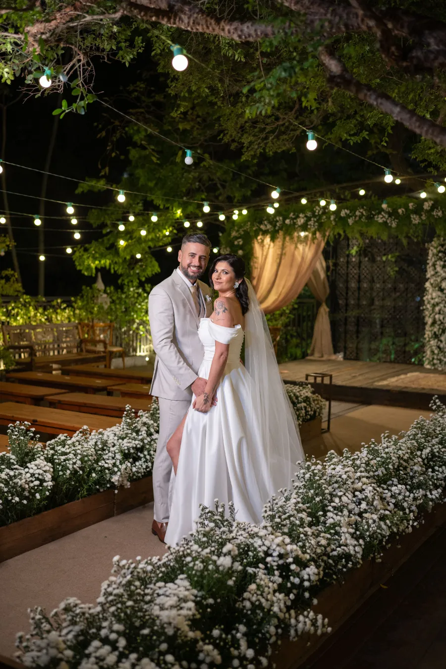 noivos em jardim de casamento a noite em sao paulo