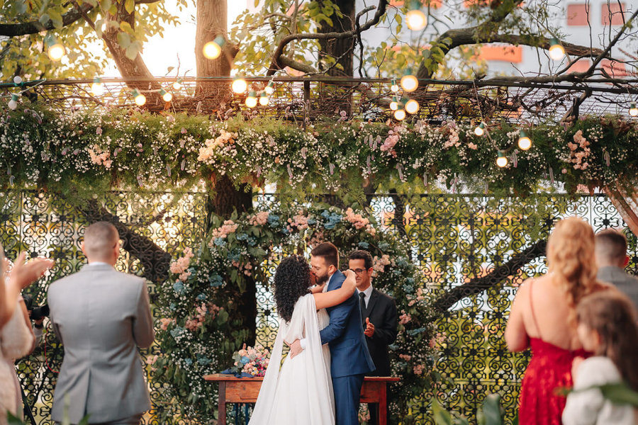 noivos se beijando no altar do espa&ccedil;o de casamento completo em sao paulo