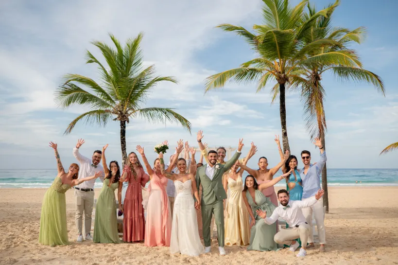 noivos e convidados em casamento minimalista na praia