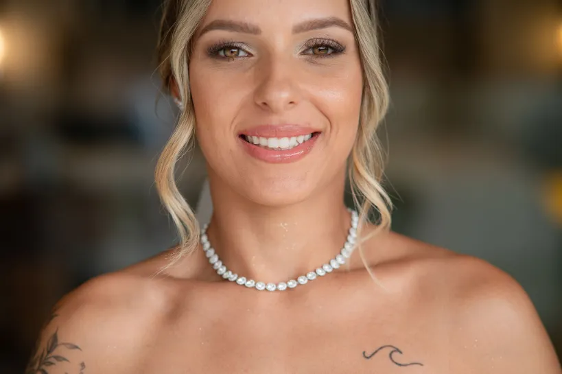 noiva com colar e penteado semi preso