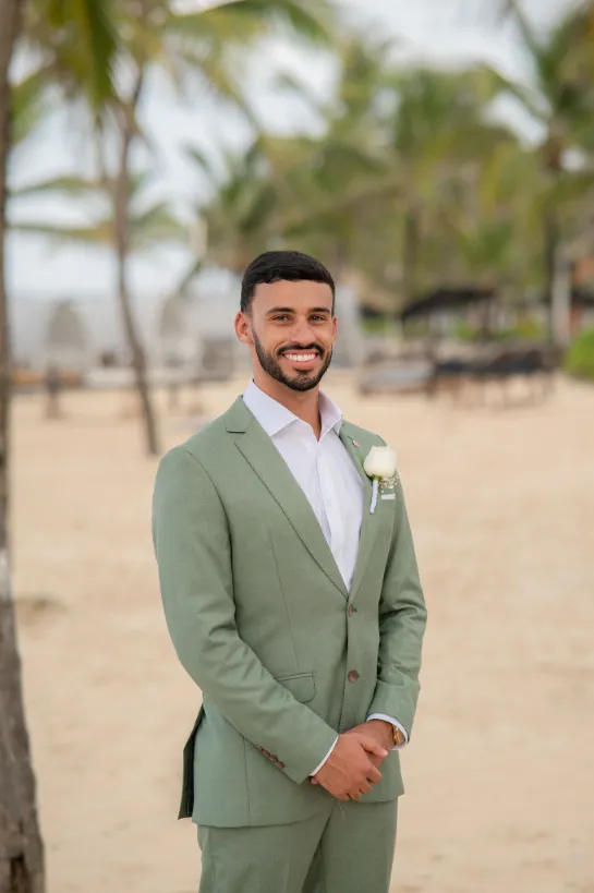 noivo com terno verde e sem gravata na praia