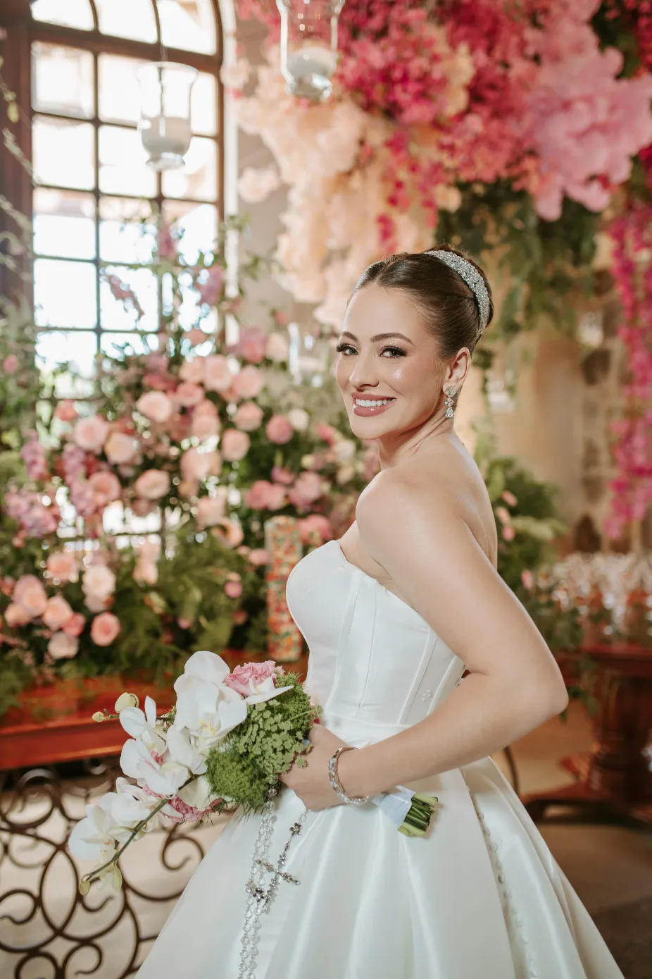 noiva segurando buque