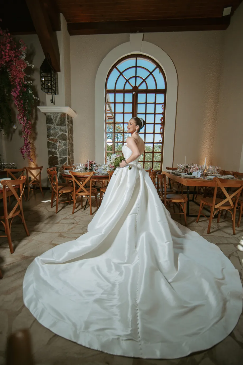 noiva com vetsido com cauda longa