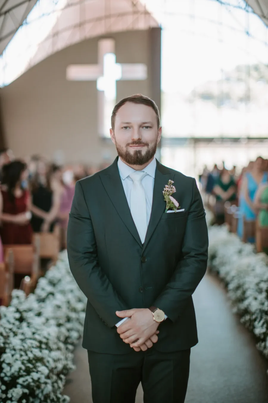 noivo com terno preto na igreja