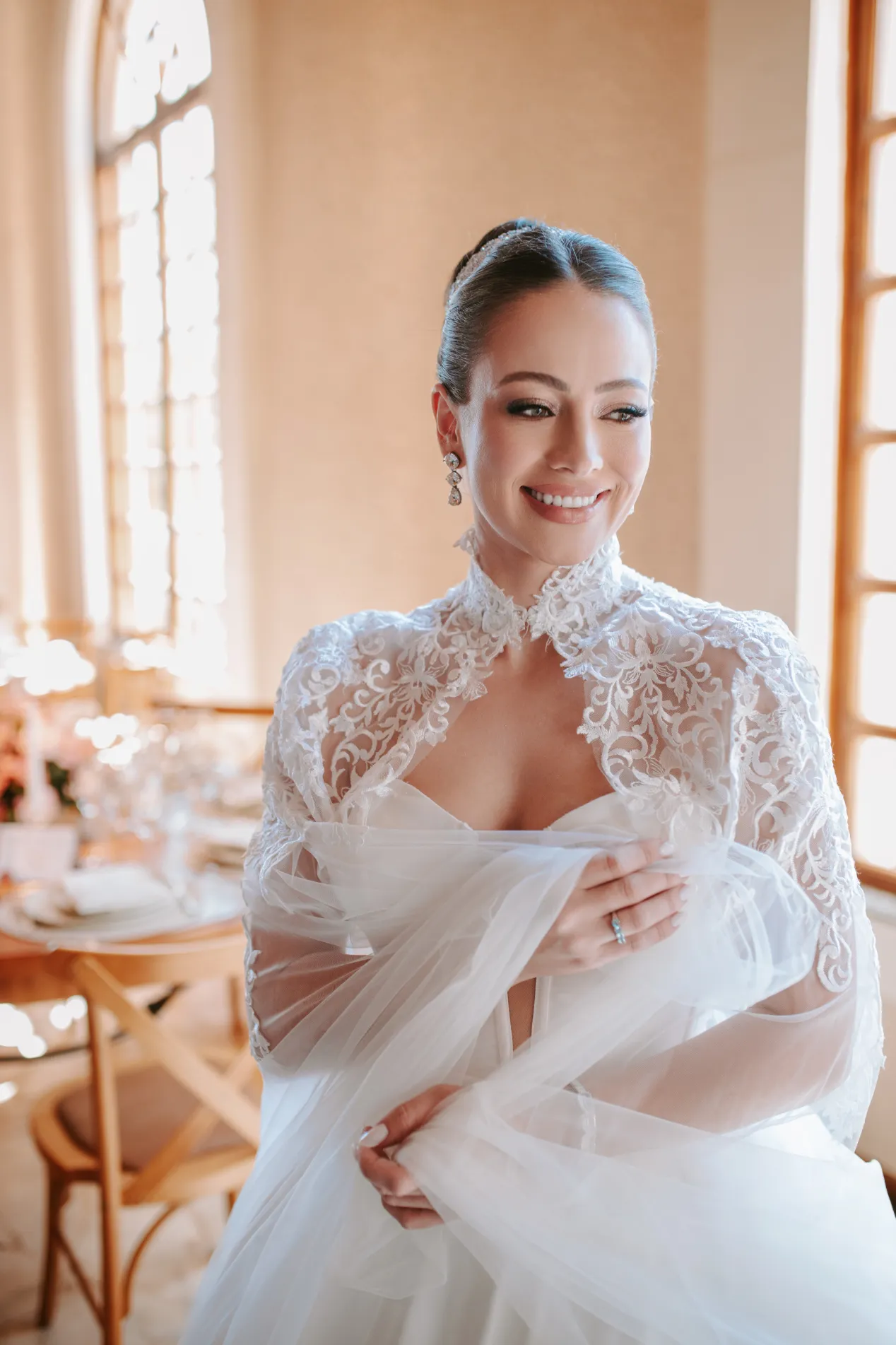 noiva com vestido com capa rendado