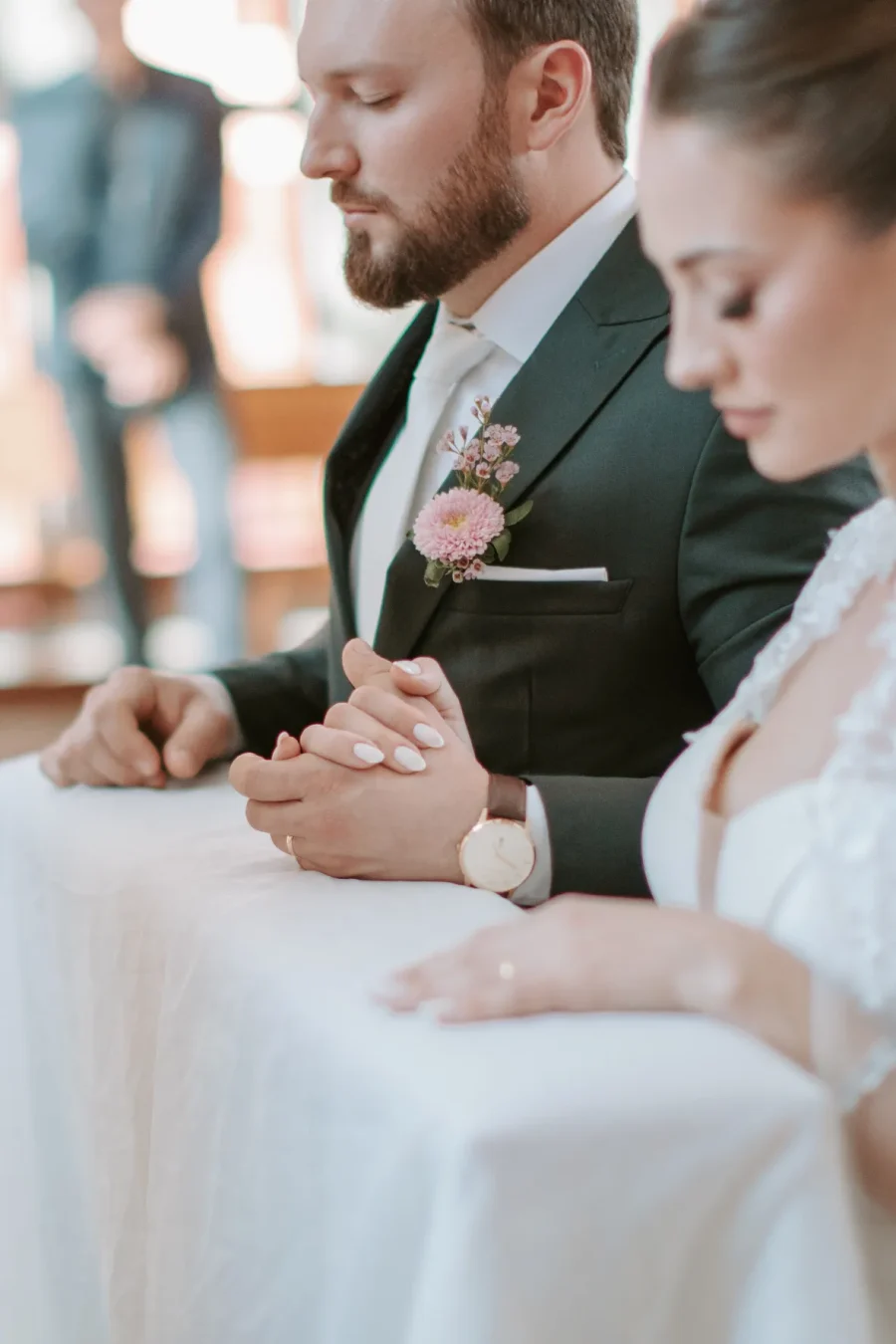 noivos orando na igreja