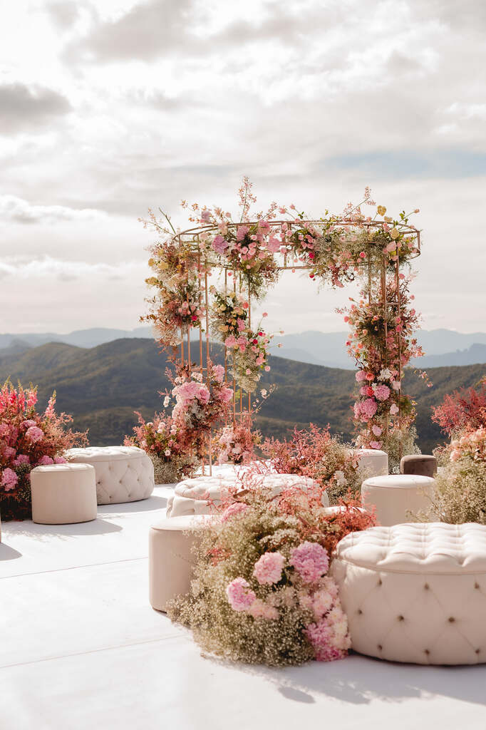 altar floral no topo da montanha