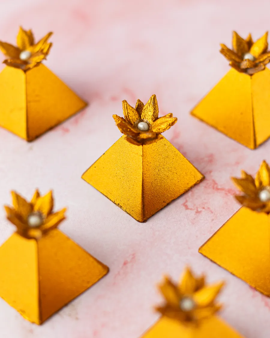 doce em formato de piramide dourada